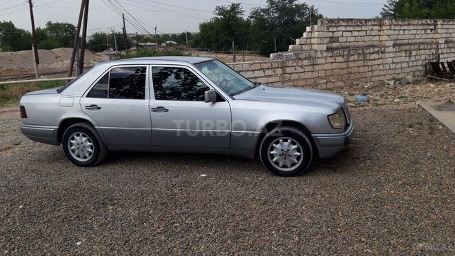 Mercedes E 220 1995, 440,000 km - 2.2 л - Qazax