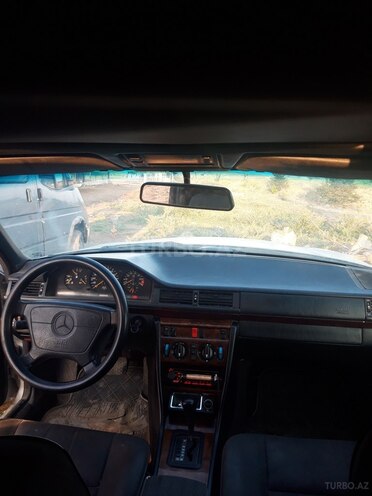 Mercedes E 220 1995, 440,000 km - 2.2 л - Qazax