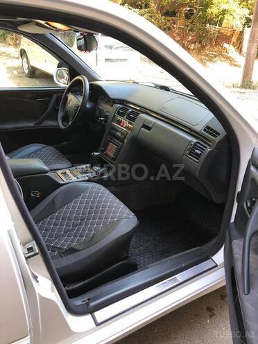 Mercedes E 240 2001, 230,000 km - 2.4 l - Bakı