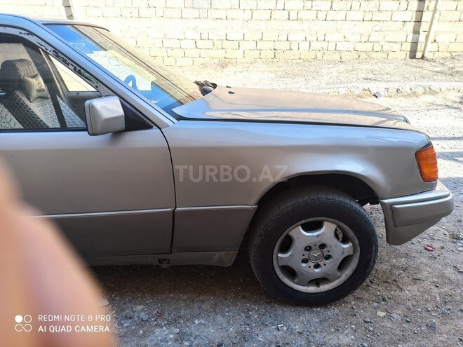 Mercedes E 250 1990, 257,000 km - 2.5 l - Bakı