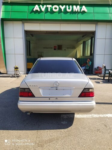 Mercedes E 220 1995, 290,000 km - 2.2 l - Bakı