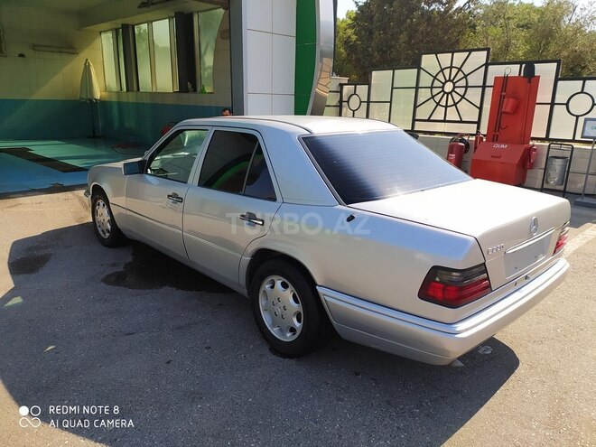 Mercedes E 220 1995, 290,000 km - 2.2 l - Bakı