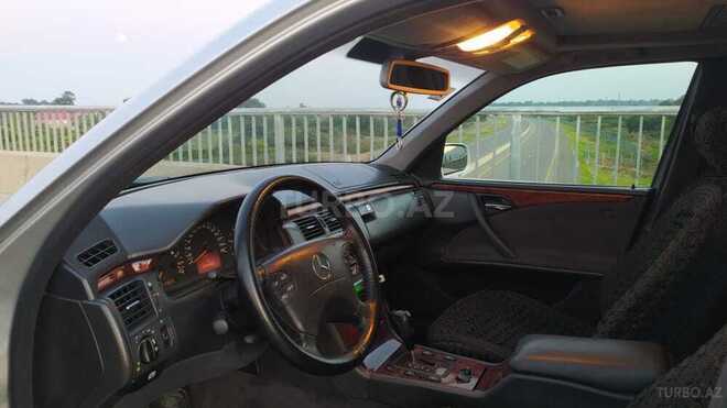 Mercedes E 220 2001, 454,042 km - 2.2 l - Lənkəran