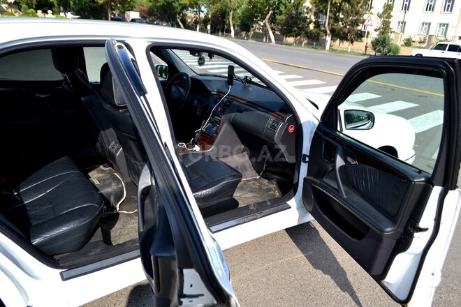 Mercedes E 240 2000, 263,000 km - 2.4 л - Saatlı