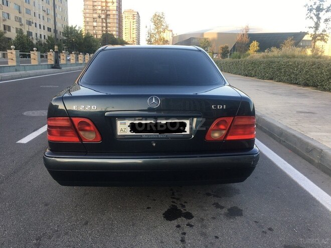 Mercedes E 220 1999, 179,300 km - 2.2 l - Bakı