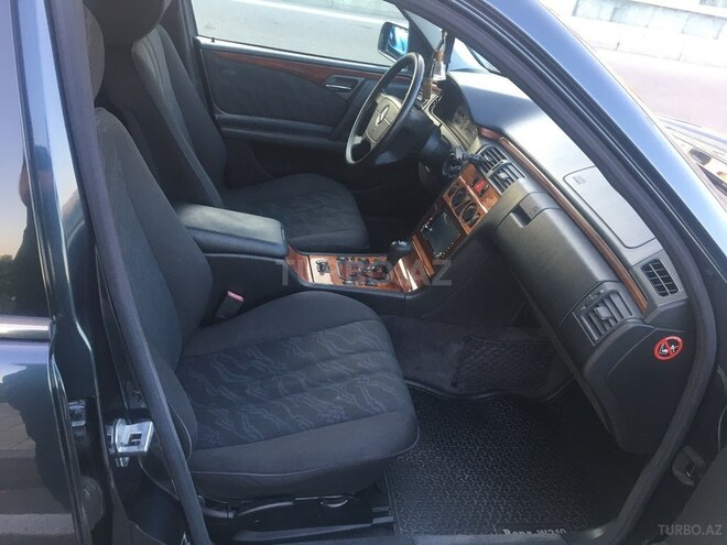 Mercedes E 220 1999, 179,300 km - 2.2 l - Bakı