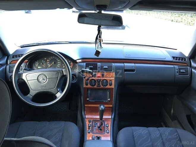 Mercedes E 220 1999, 179,300 km - 2.2 l - Bakı