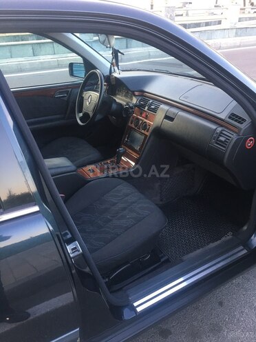 Mercedes E 220 1999, 179,300 km - 2.2 l - Bakı