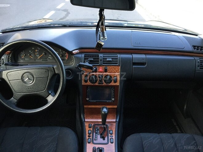 Mercedes E 220 1999, 179,300 km - 2.2 l - Bakı