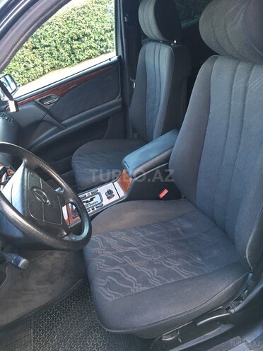 Mercedes E 220 1999, 179,300 km - 2.2 l - Bakı