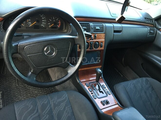 Mercedes E 220 1999, 179,300 km - 2.2 l - Bakı