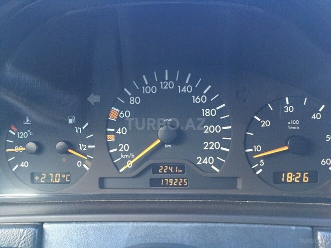Mercedes E 220 1999, 179,300 km - 2.2 l - Bakı