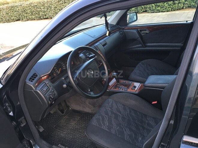 Mercedes E 220 1999, 179,300 km - 2.2 l - Bakı