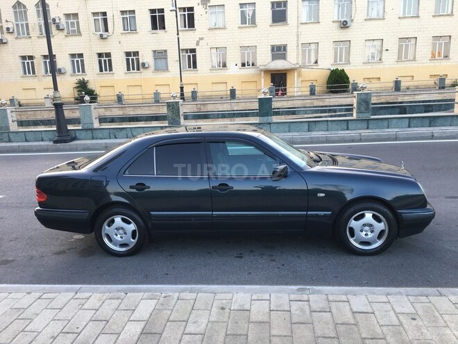 Mercedes E 220 1999, 179,300 km - 2.2 l - Bakı