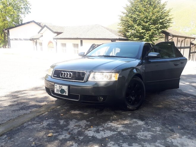 Audi A4 2003, 334,000 km - 1.8 l - Şəki