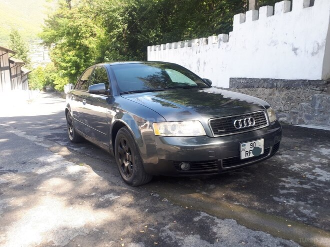 Audi A4 2003, 334,000 km - 1.8 l - Şəki