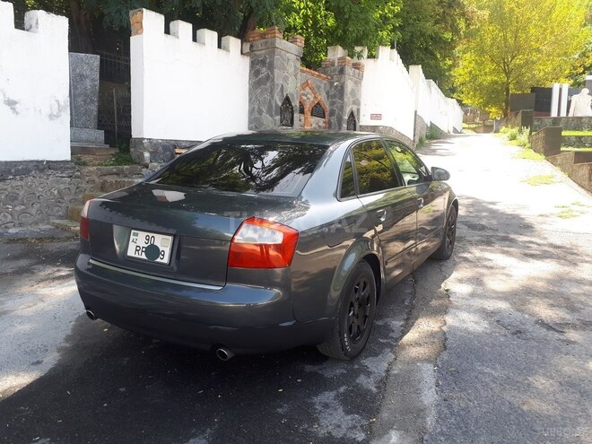 Audi A4 2003, 334,000 km - 1.8 l - Şəki