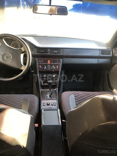 Mercedes E 220 1994, 403,000 km - 2.2 l - Sumqayıt