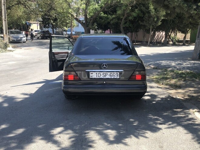 Mercedes E 220 1994, 403,000 km - 2.2 l - Sumqayıt