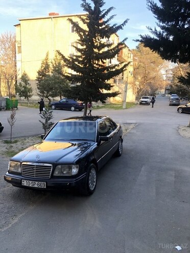 Mercedes E 220 1994, 403,000 km - 2.2 l - Sumqayıt
