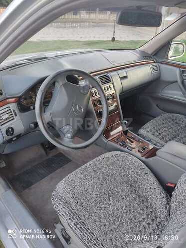 Mercedes E 240 2001, 349,000 km - 2.4 l - Sabirabad