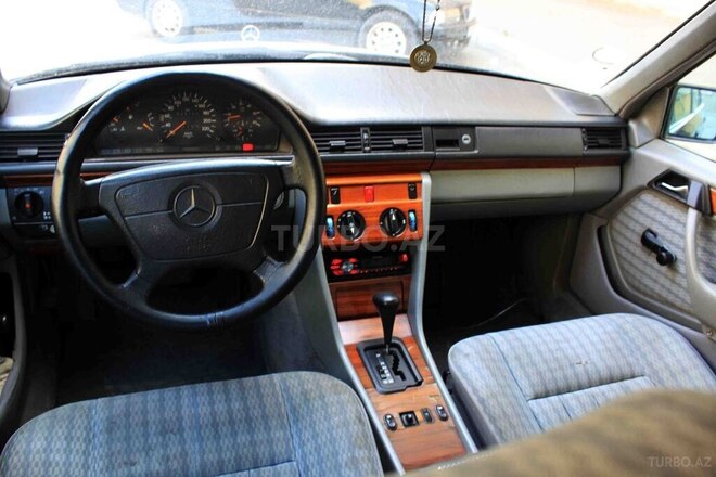 Mercedes E 250 1992, 251,000 km - 2.5 l - Bakı