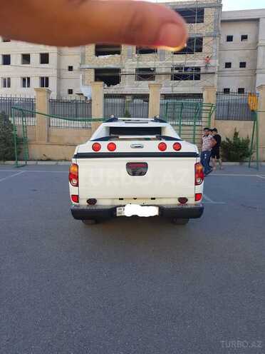 Mitsubishi L200 2015, 180,000 km - 2.5 l - Bakı