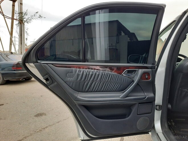 Mercedes E 220 2001, 245,186 km - 2.2 l - Bakı