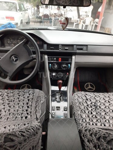 Mercedes E 260 1987, 250,000 km - 2.6 л - Qusar