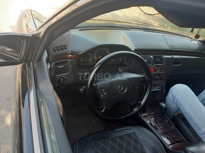 Mercedes E 220 2000, 297,000 km - 2.2 l - Bakı