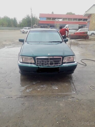 Mercedes E 220 1998, 215,000 km - 2.2 l - Beyləqan
