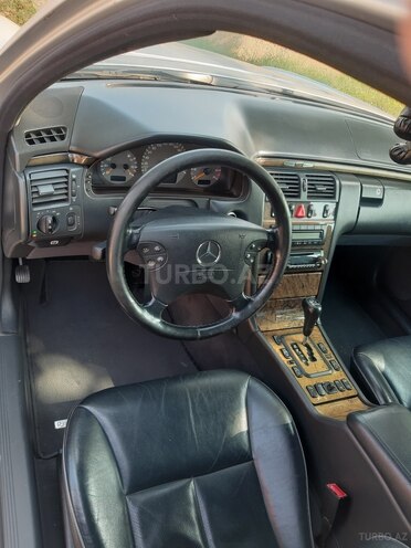 Mercedes E 320 2001, 256,780 km - 3.2 l - Bakı
