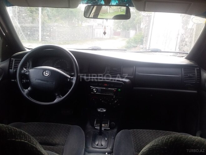 Opel Vectra 1997, 200,000 km - 1.6 л - Qax
