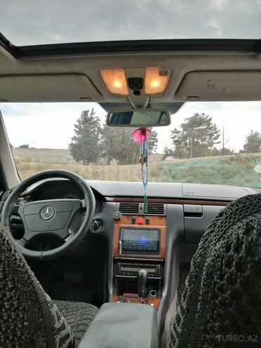 Mercedes E 240 1999, 329,500 km - 2.4 l - Bakı