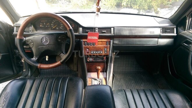 Mercedes E 220 1995, 265,480 km - 2.2 l - Bakı