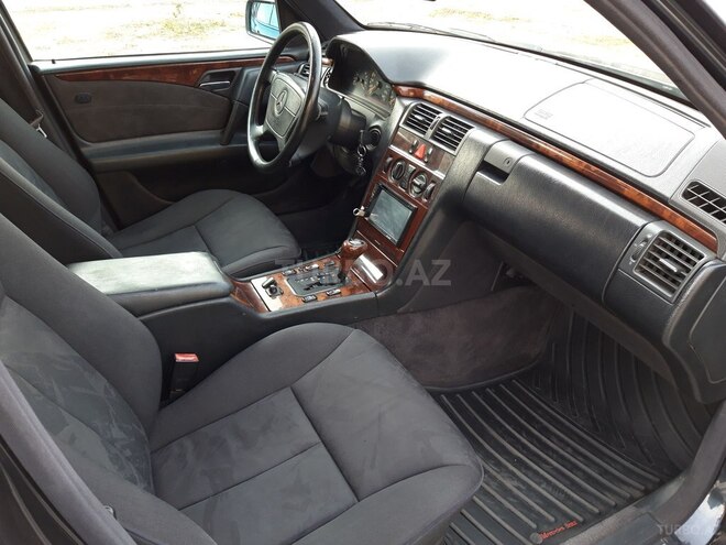 Mercedes E 240 1997, 212,000 km - 2.4 l - Sumqayıt