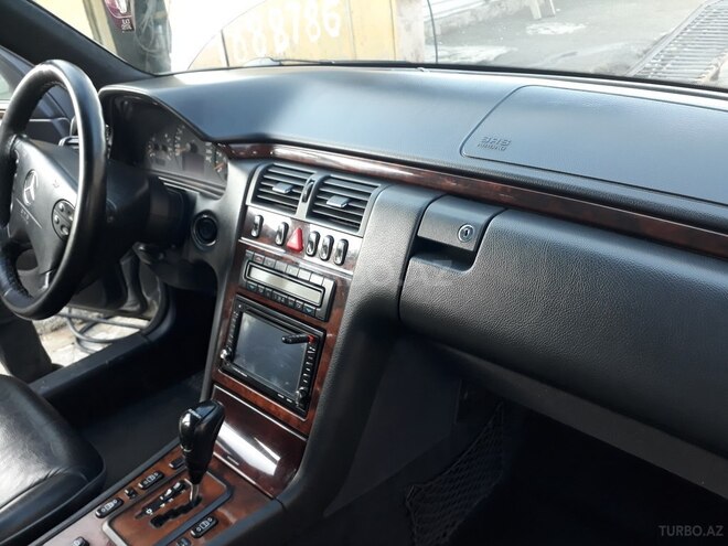 Mercedes E 220 2001, 450,000 km - 2.2 л - Tovuz