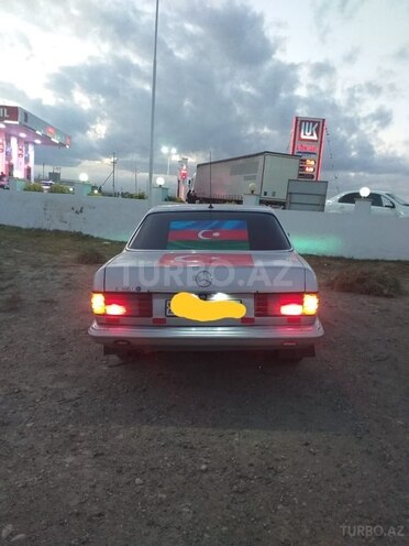 Mercedes E 250 1980, 256,478 km - 2.5 л - Sumqayıt