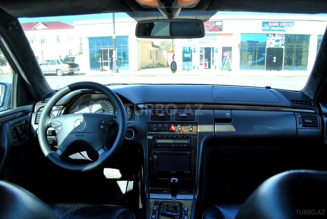 Mercedes E 320 2000, 256,000 km - 3.2 l - Saatlı