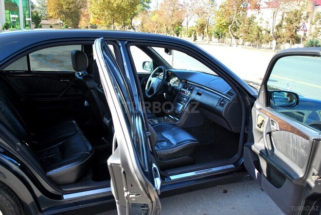 Mercedes E 320 2000, 256,000 km - 3.2 l - Saatlı