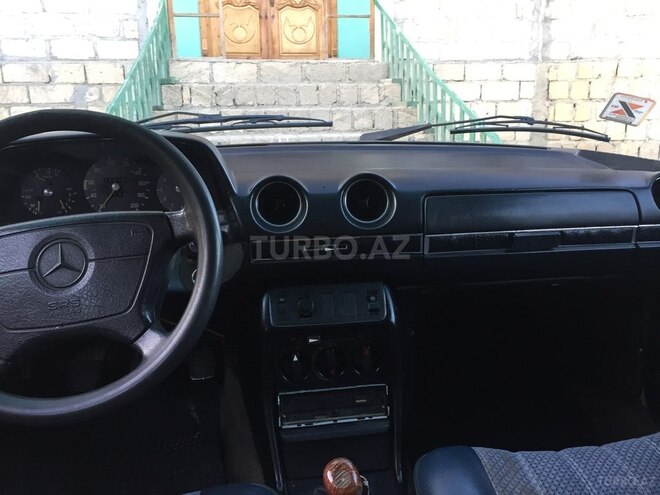 Mercedes E 200 1980, 145,300 km - 2.0 l - Qusar