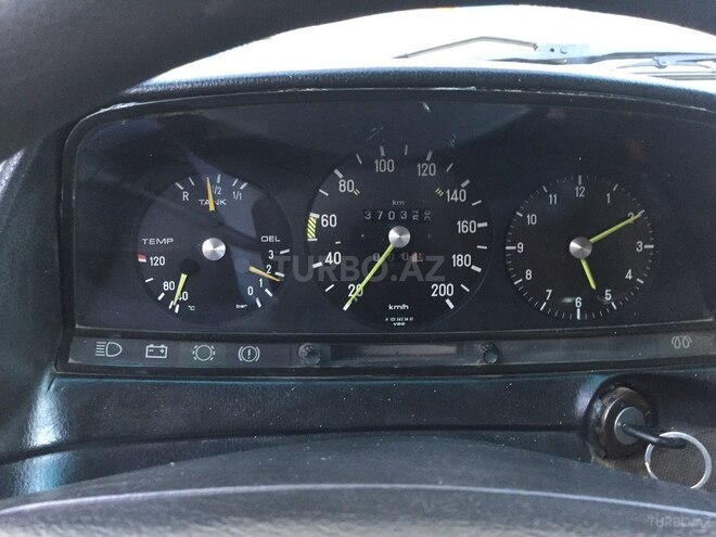 Mercedes E 200 1980, 145,300 km - 2.0 l - Qusar