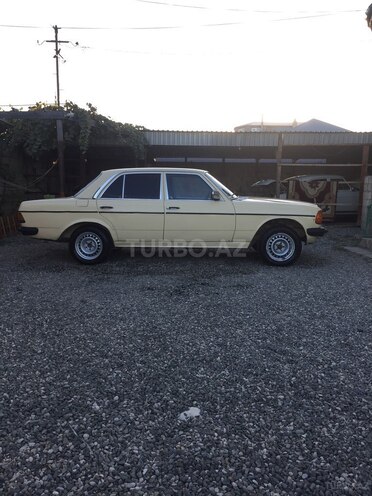 Mercedes E 200 1980, 145,300 km - 2.0 l - Qusar