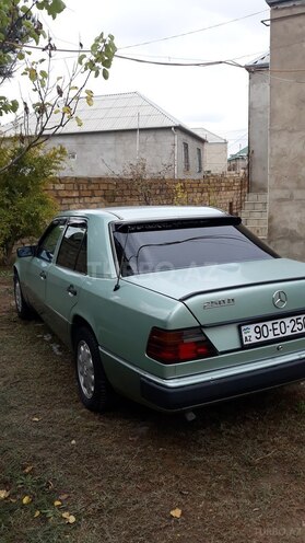 Mercedes E 250 1993, 584,700 km - 2.5 l - Bakı