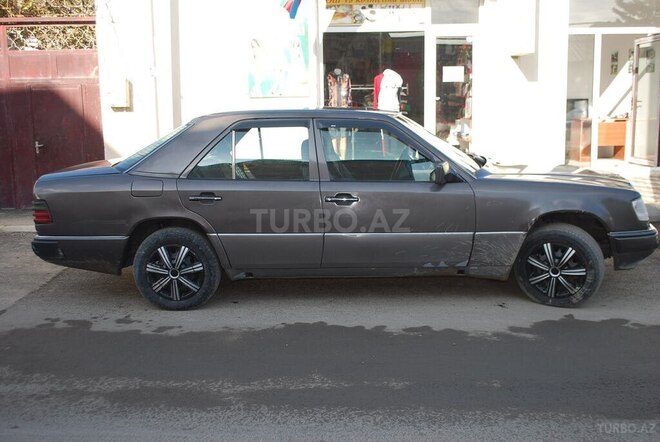 Mercedes E 250 1990, 358,000 km - 2.5 л - Bakı