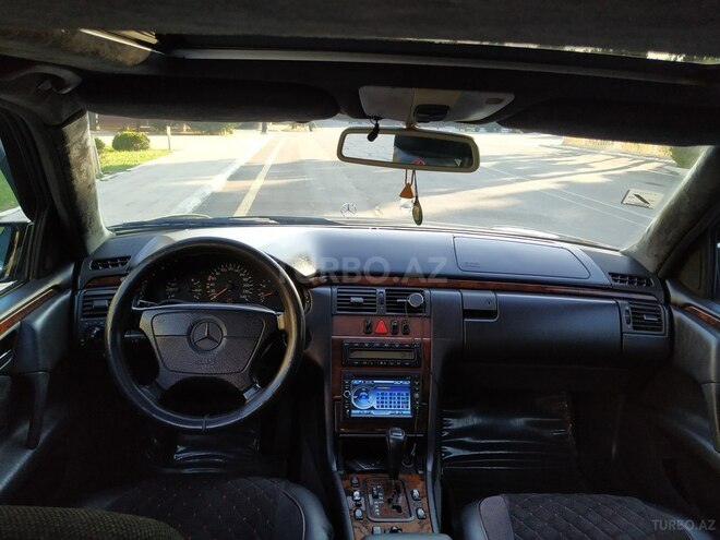 Mercedes E 240 1998, 341,000 km - 2.4 l - Salyan