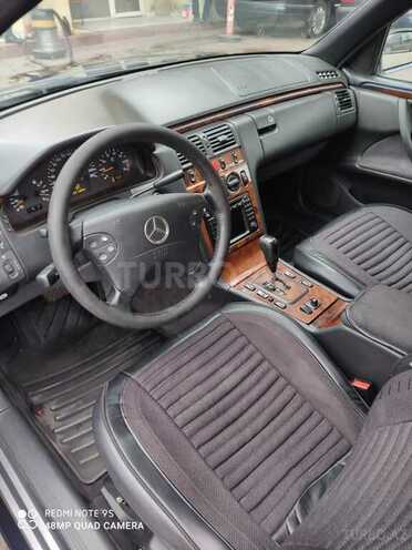Mercedes E 240 2000, 301,000 km - 2.4 л - Bakı