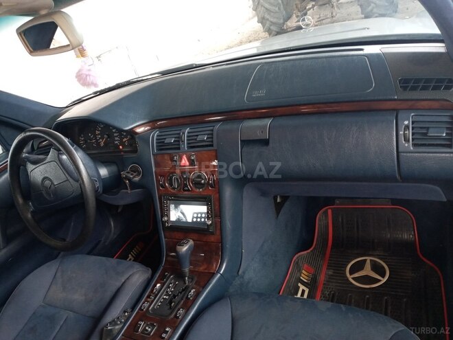 Mercedes E 230 1997, 345,556 km - 2.3 l - Saatlı
