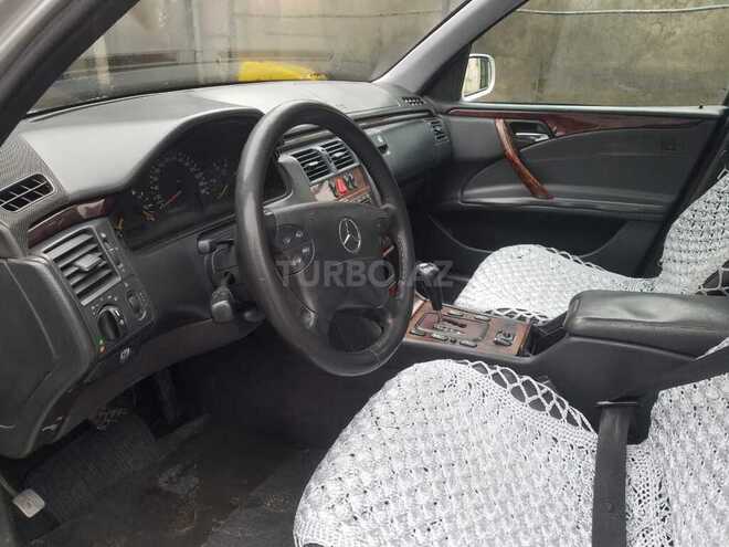 Mercedes E 220 2001, 284,000 km - 2.2 l - Bakı