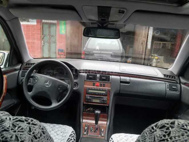 Mercedes E 220 2001, 284,000 km - 2.2 l - Bakı